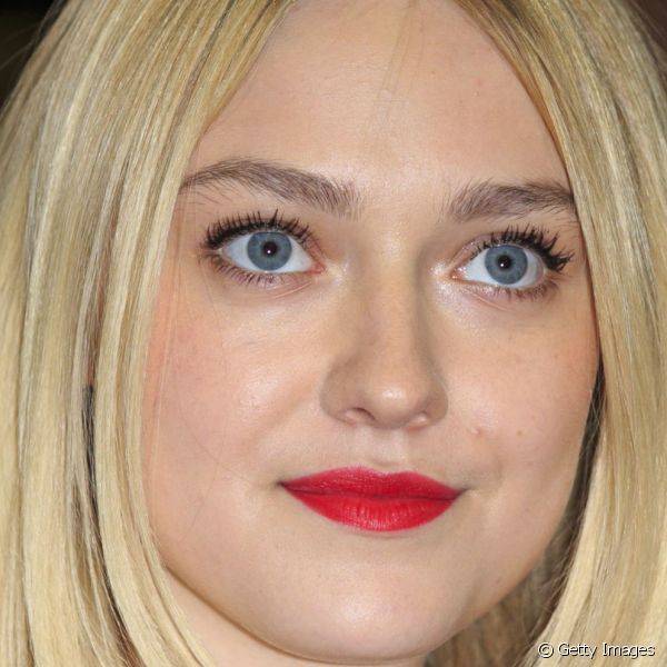 Quando decide usar cores fortes nos lábios, Dakota prefere as mais clássicas como esse vermelho que usou na première do filme Effie Gray, em 2014